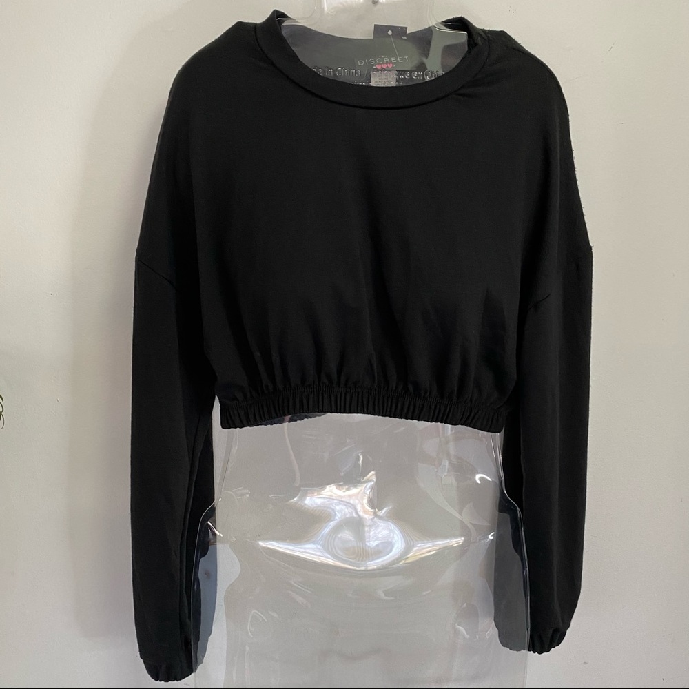 NEW Discreet Black Long Sleeve Crop Top Elasticized Cuff Hems Size Medium - Picture 2 of 6